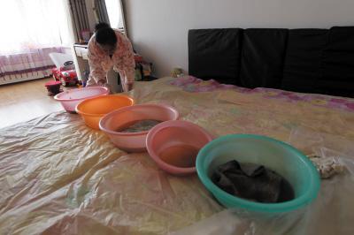 龙泉驿楼上漏水，住户失联，小区没物管，业主维权难！律师来支招……
